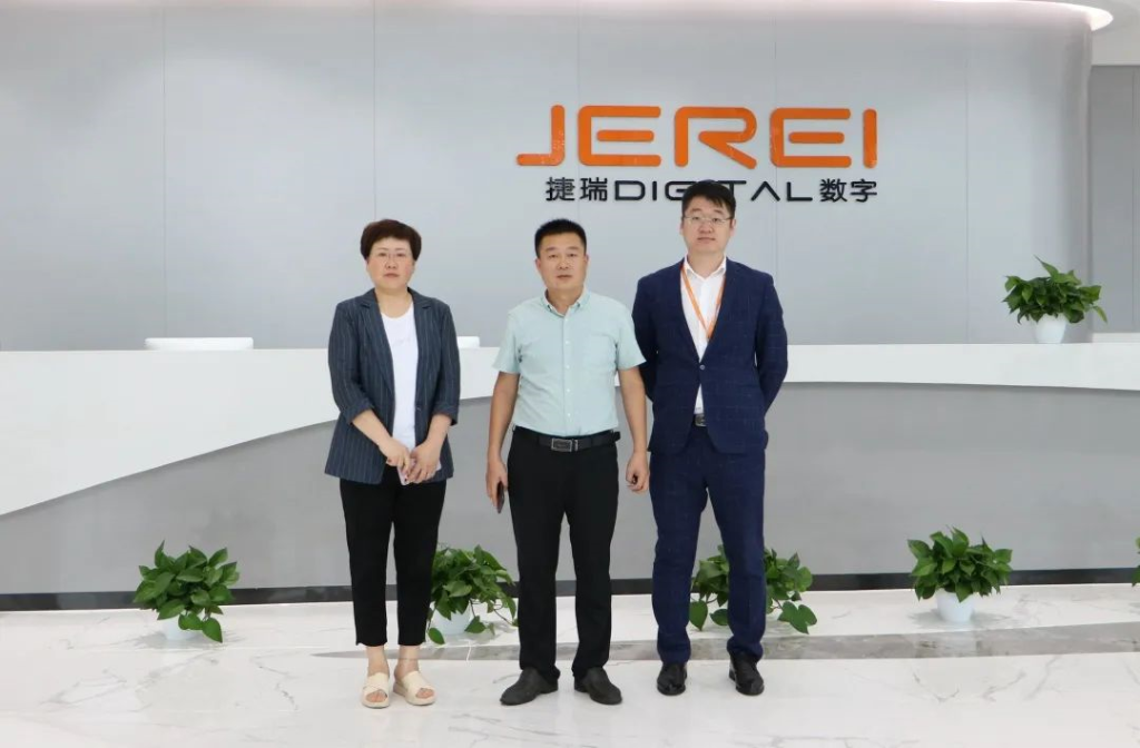 ��̨��Ĳƽ����������ϯ����һ��ݰ�ٽ������ֲι۵���