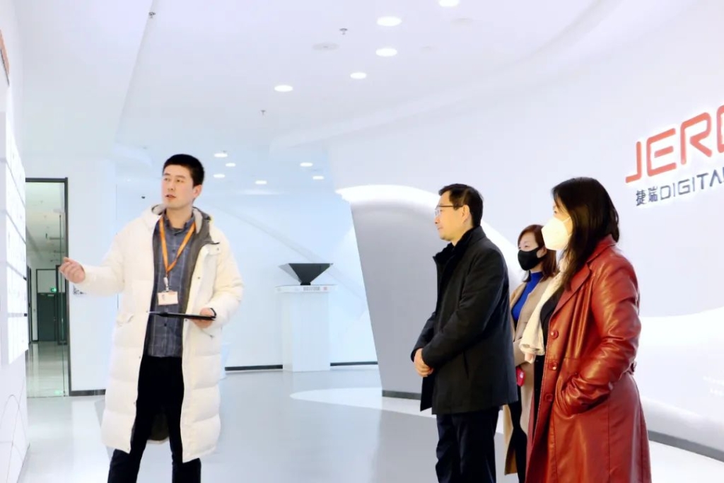 ɽ��ʡҽ�����Ժ���³�������һ�е��ý������֣�Ǣ̸ҽҩ��ҵ���ֻ�ת��